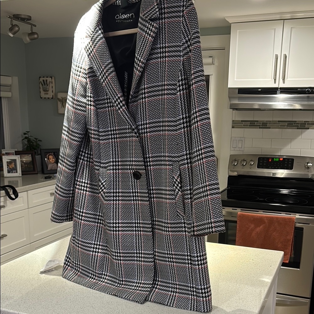 Black and White Blazer with Classic Plaid Design - Picture 2 of 3